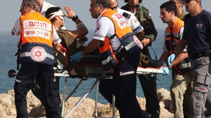 Zranění izraelští vojáci slouží jako důkaz "nepřiměřeného" odporu kladeného aktivisty z humanitárního konvoje