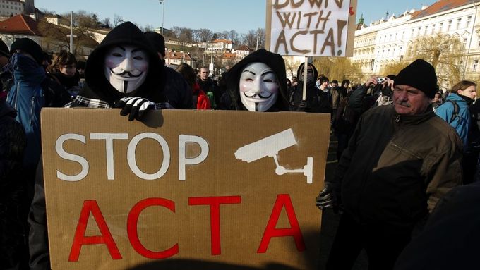 Proti smlouvě ACTA se zvedla mezinárodní vlna protestu.