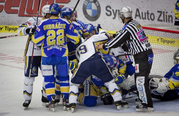 Hokejisté Zlína Jiří Ondráček a spol.v souboji před brankou v utkání 9. kola Tipsport extraligy 2012/13 proti Kladnu.