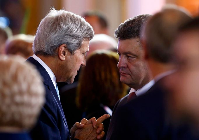 John Kerry rozmlouvá ve Varšavě s Petrem Porošenkem.