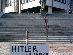 Protest Hlinkových odpůrců před budovou slovenského parlamentu