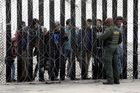 Pentagon vyšle na hranici s Mexikem tisíce vojáků, pomůžou pohraničníkům