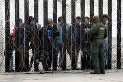 Pentagon vyšle na hranici s Mexikem tisíce vojáků, pomůžou pohraničníkům