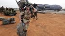 A French soldier carries his equipment after arriving on a US Air Force C-17 transport plane at the airport in Bamako January 22, 2013. The United States has started transporting French soldiers and equipment to Mali as part of its logistical aid to French forces fighting Islamist militants in the north of the country, a U.S. official said on Tuesday. REUTERS/Eric Gaillard (MALI - Tags: CIVIL UNREST CONFLICT MILITARY) Published: Led. 22, 2013, 4:20 odp.