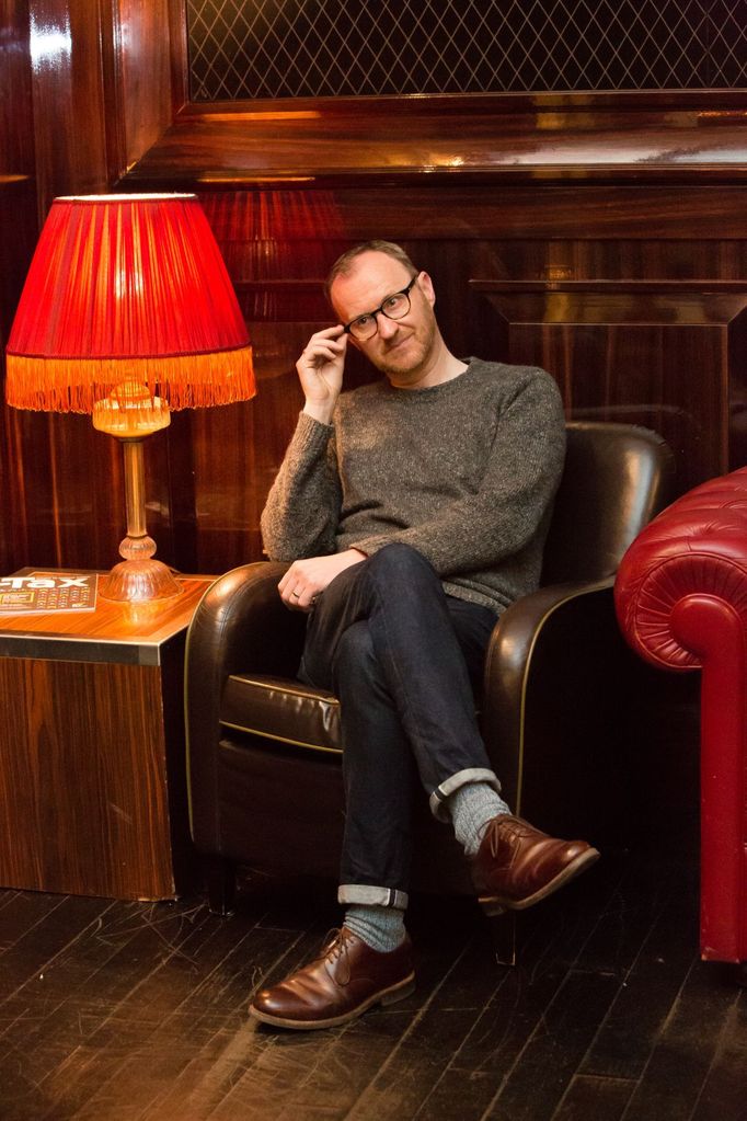 Mark Gatiss pózuje v pražském hotelu Boscolo.