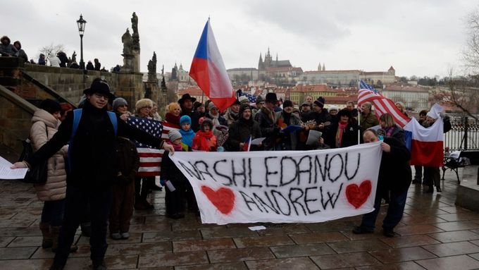 Příznivci amerického velvyslance v ČR Andrewea Schapira se s ním rozloučili 14. ledna v Praze happeningem.