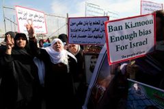 Palestinci házeli v Gaze boty na Pan Ki-muna