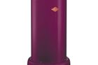 Odpadkový koš Baseboy 20 l ostružinový 
Baseboy 20 l je designová klasika z 50 let. S extrémně stabilní základnou a praktickým nášlapným otvíráním. Koše Wesco v americkém designu vyrobené s německou důkladností. Cena 4 360 Kč. V několika velikostech a barevných provedeních.