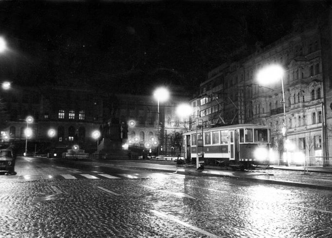 Úplně poslední tramvaj (sněhový pluh) na Václavském náměstí 13. 12. 1980.