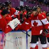 Kanada-Švédsko, finále: Jonathan Toews (16) slaví se spoluhráči gól na 1:0