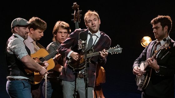 Zleva na snímku jsou Gabe Witcher, Chris Eldridge, Paul Kowert, Chris Thile a Noam Pikelny.