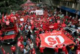 "S Chávezem ANO" nesou na svém transparentu stoupenci reformy venezuelské ústavy.