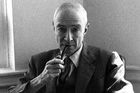 Letos v červenci vstoupil do kin film o americkém fyzikovi německého původu Robertu Oppenheimerovi známém jako otec atomové bomby. Oppenheimer vstoupil do historie především svou účastí v projektu Manhattan, když v tajné laboratoři řídil vývoj jaderné zbraně.