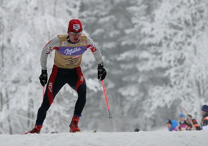 Lukáš Bauer ve stoupání na "Houpačky" novoměstské tratě.