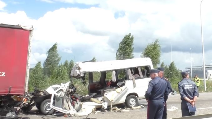 Mikrobus na Ukrajině naboural do kamionu s českým logem, zemřelo 10 lidí