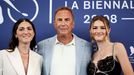 Herečka Isabelle Fuhrman, režisér Kevin Costner a herečka Georgia MacPhail na benátském festivalu.