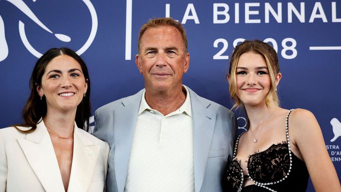 Herečka Isabelle Fuhrman, režisér Kevin Costner a herečka Georgia MacPhail na benátském festivalu představili pokračování filmu Horizont: Americká sága.