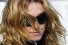 Madonna chce další adopci,Bono ji chválí