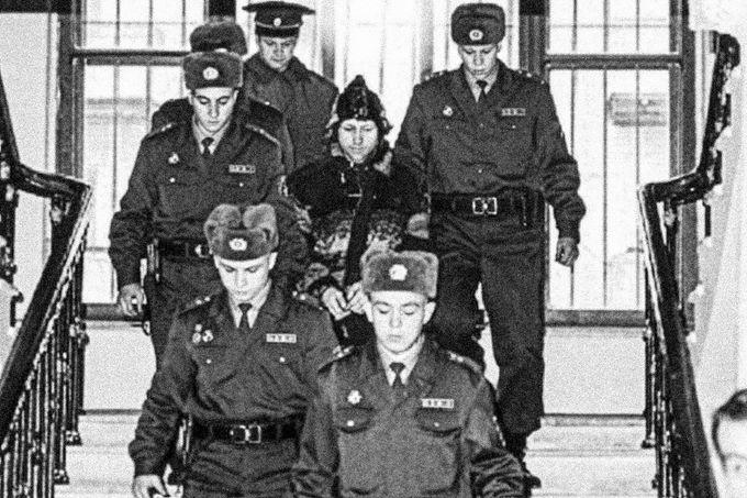 Sériový vrah Anatolij Onoprijenko pod policejní eskortou po svém zatčení 16. dubna 1996.