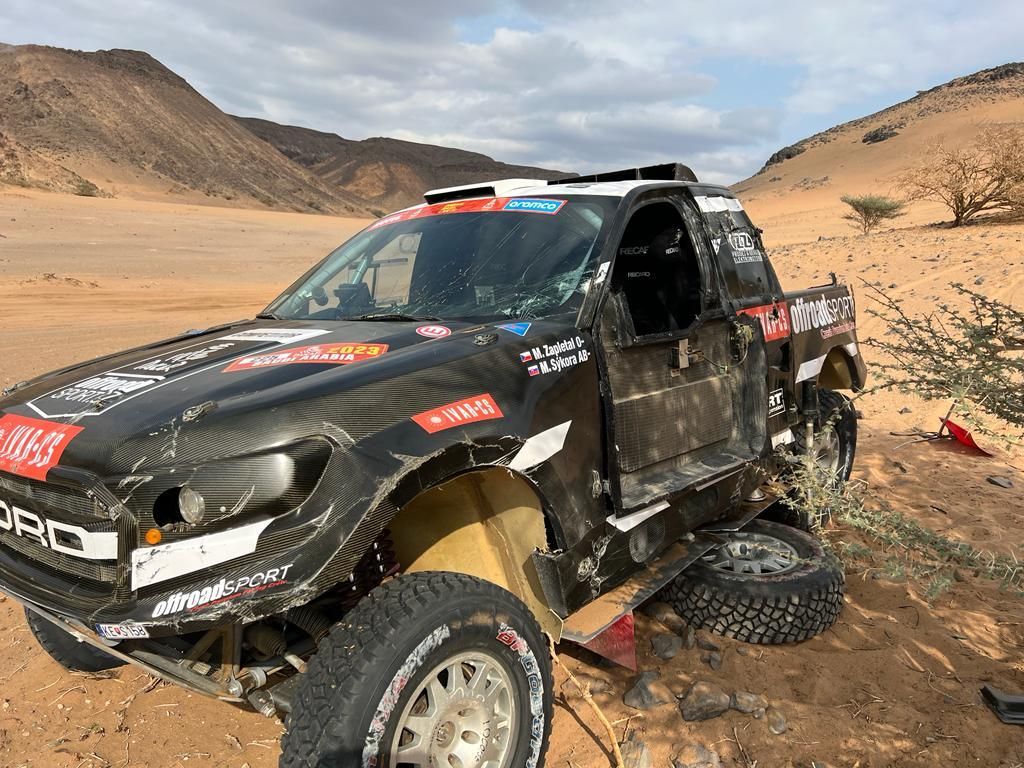 2. etapa Rallye Dakar 2023: Havarovaný Ford Miroslava Zapletala