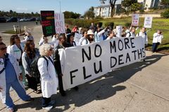 Tři děti zemřely na chřipku. Američtí lékaři chtějí očkovat běžence, úřady jsou proti