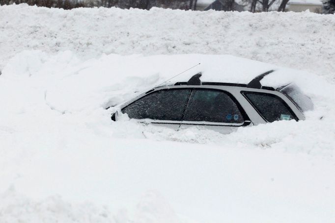 Zasypané auto na dálnici I-190 ve West Seneca, New York