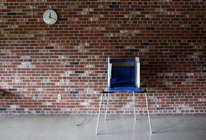 Polling equipment is set and ready at a local polling station in a Milwaukee County Parks building the day before election day in Milwaukee, Wisconsin November 5, 2012. After a long, bitter and expensive campaign, national polls show U.S. President Barack Obama and Republican challenger Mitt Romney are essentially deadlocked ahead of Tuesday's election, although Obama has a slight advantage in the eight or nine battleground states that will decide the winner. Obama has a somewhat easier path to 270 electoral votes than Romney, fueled primarily by a small but steady lead in the vital battleground of Ohio - a crucial piece of any winning scenario for either candidate - and slight leads in Wisconsin, Iowa and Nevada. REUTERS/Darren Hauck (UNITED STATES - Tags: POLITICS ELECTIONS USA PRESIDENTIAL ELECTION) Published: Lis. 5, 2012, 7:59 odp.