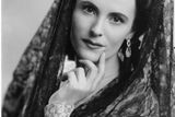 O tři roky později slavila první mezinárodní triumf jako Gilda v Rigolettovi ve veronské Aréně. V roce 1929 se stává členkou Krollovy opery v Berlíně.