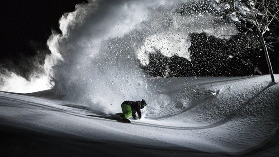 Adrenalin, slunce a jiskření sněhu. Úžasná zima očima fotografů extrémních sportů