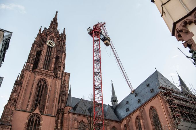 Ve Frankfurtu nad Mohanem bouře Sabine převrhla jeřáb, který poničil střechu Císařské katedrály.