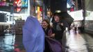 A visitor from New Mexico tries to hold onto her umbrella while taking pictures in Times Square in New York October 29, 2012. As Hurricane Sandy aimed straight for them, promising to hammer the place they live with lashing winds and extensive flooding, New Yorkers seemed to be all about nonchalance on Monday morning - an attitude that didn't last into the afternoon. REUTERS/Adrees Latif (UNITES STATES - Tags: ENVIRONMENT DISASTER SOCIETY) Published: Říj. 30, 2012, 12:35 dop.