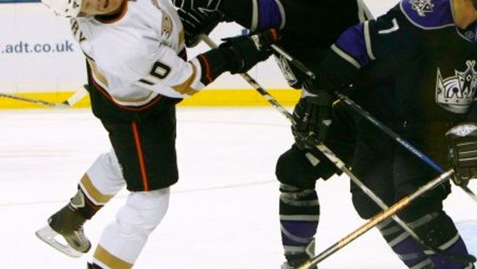 Úvodní zápas NHL byl pěkně tvrdý - Los Angeles vs. Anaheim - Corey Perry dostává úder od Jaroslava Modrého.