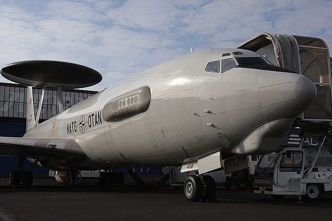 Je to upravený civilní Boeing 707. Radarová anténa na hřbetě má průměr 9,1m