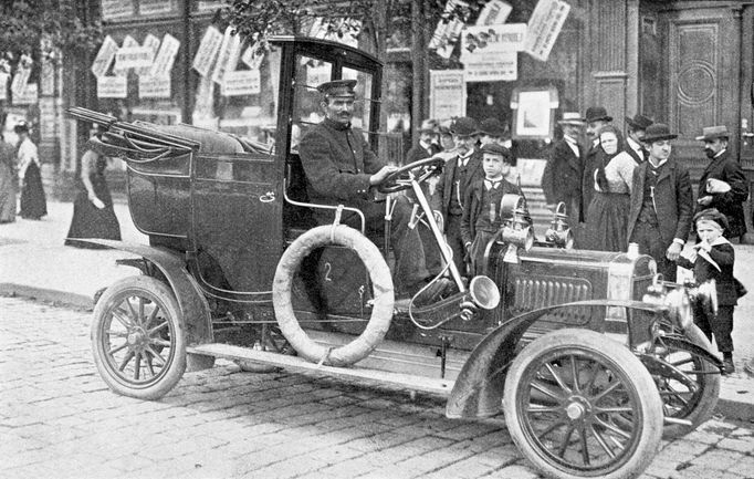 Dobové snímky z historie tuzemské taxislužby.