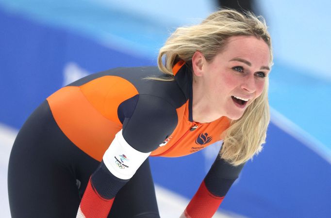 Nizozemka Irene Schoutenová v cíli závodu rychlobruslařek na 5000 m na ZOH v Pekingu 2022