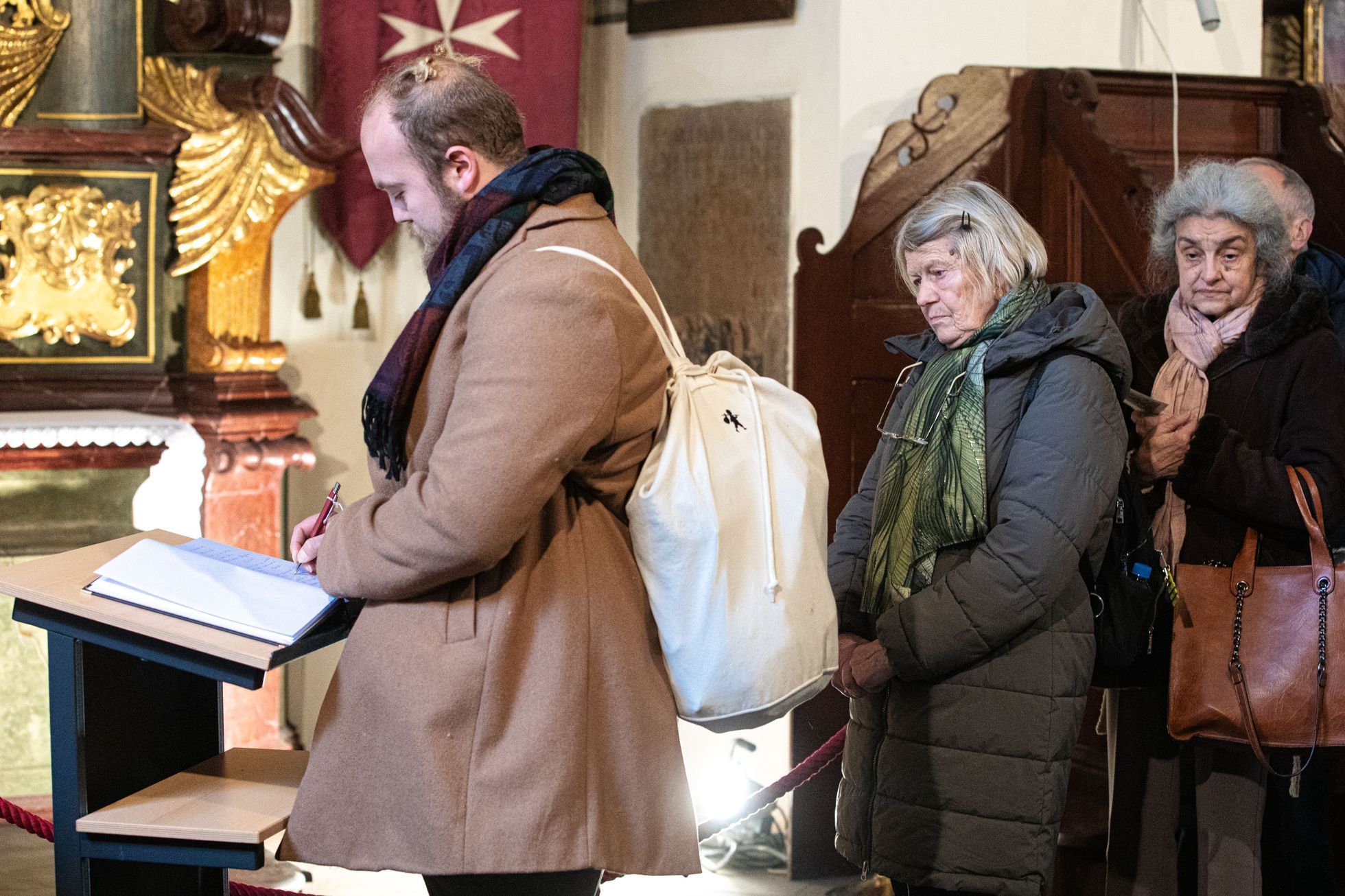 Veřejné rozloučení s Karlem Schwarzenbergem, vystavená rakev v kostele Panny Marie pod řetězem v Praze, Řád Maltézských rytířů