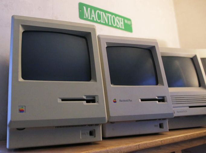 První počítač Macintosh 128K