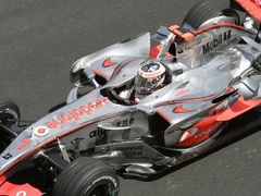 Španěl Fernando Alonso s McLarenem na trati posledního závodu sezony MS F1.
