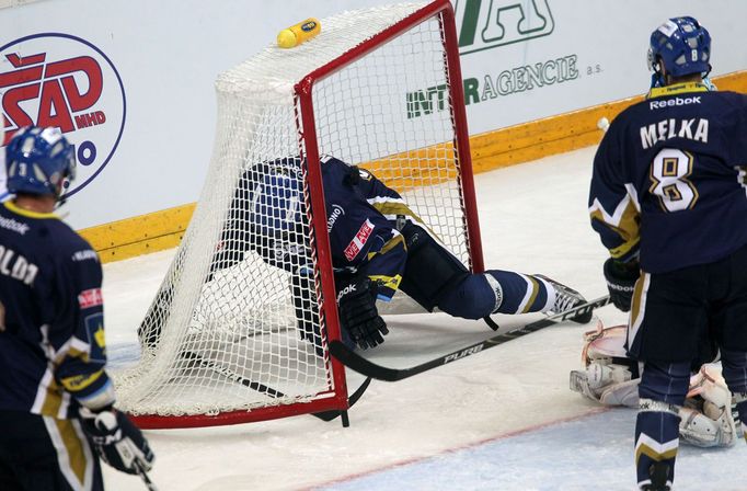 Hokejista Kladna Petr Macholda skončil v bráně během utkání proti Komety Brno během 15. kola Tipsport extraligy 2012/13.