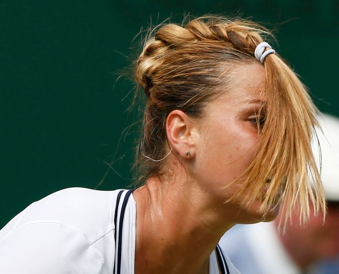 Dominika Cibulková v zápase s Robertou Vinciovou na Wimbledonu 2013