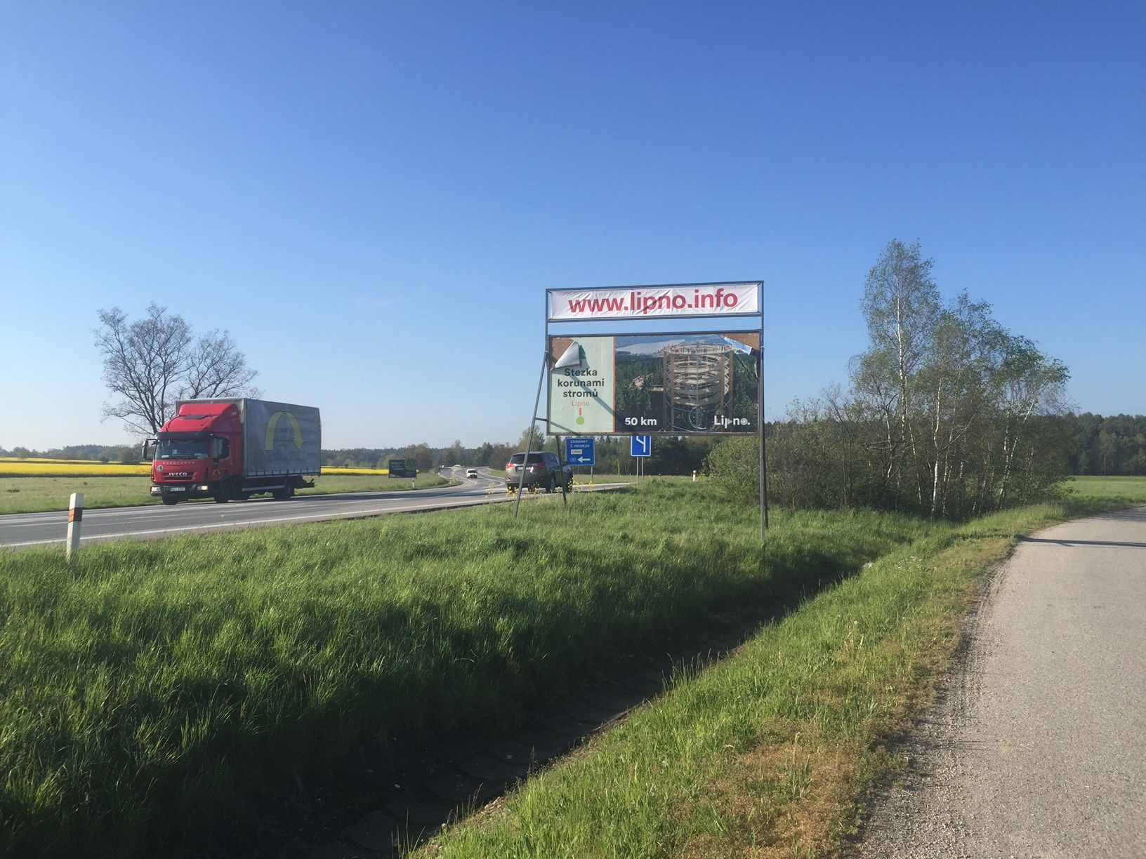 Billboard bez povolení, který stojí u Českých Budějovic.