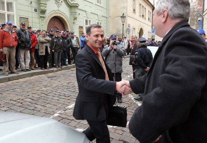 Mezi demonstranty se objevil i předseda KDU-ČSL Jiří Čunek. Pozdravil se s kolegou senátorem Štěchem, zamával plaše demonstrantům a zmizel uvnitř parlamentu.