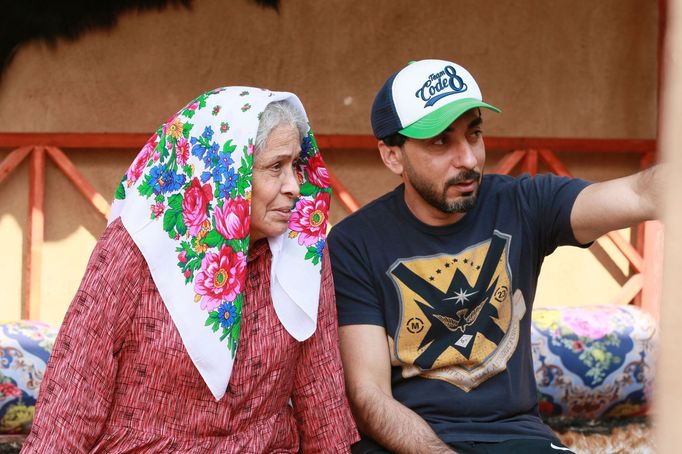 Snímek z natáčení seriálu Umm Hárún.