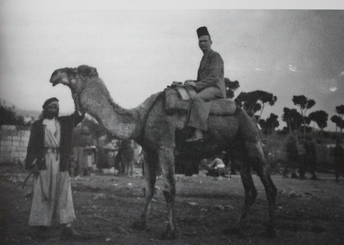 Anton Petrák na velbloudovi během pobytu v Bejrútu.