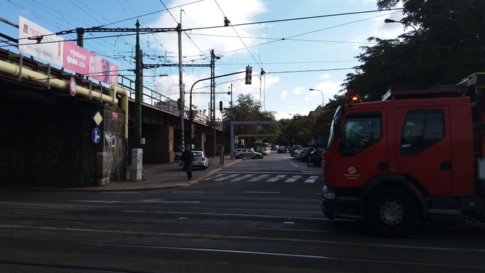 Kolaps tramvajové dopravy na jihu Prahy. Míchačka strhla troleje pod mostem