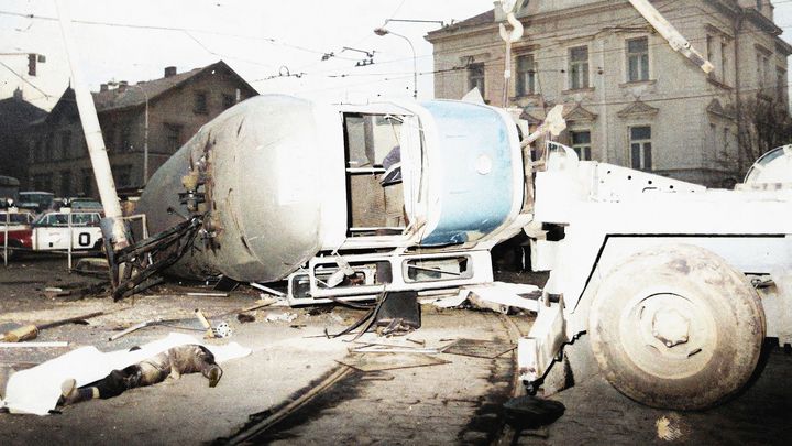 Rána, jiskry, tramvaj letící po boku. Chyba řidiče stála před 40 lety život sedm lidí; Zdroj foto: Kolorizace černobílého snímku: Dan Poláček, Zdrojové foto: HZS hlavního města Prahy / Dopravní podnik hl. m. Prahy