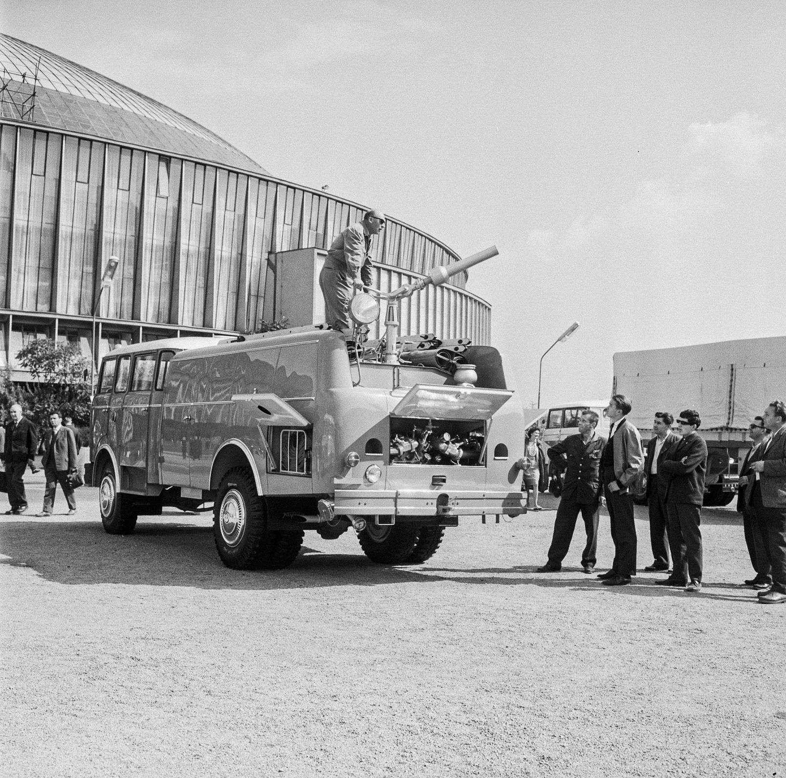 Fotogalerie / Historie / Stříkačka / Před 110 lety obdržel pražský hasičský sbor první automobilovou stříkačku