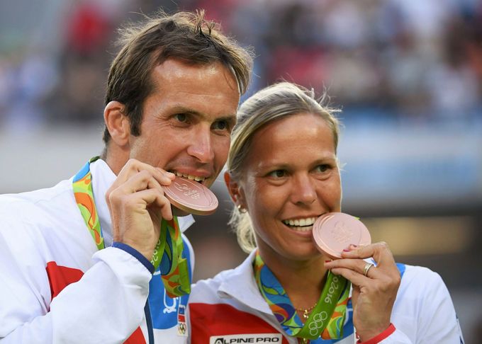 Radek Štěpánek a Lucie Hradecká s olympijskými medailemi.