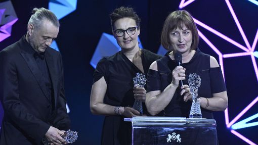 Vpravo je Lucie Sunková, která dostala Českého lva za animovanou Zuzu v zahradách.