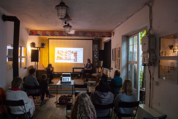 V prostoru Baodílna se konala debata s dokumentaristkou Ivanou Pauerovou-Miloševićovou (vzadu vpravo) o situaci v Bosně a Hercegovině 25 let po válce.